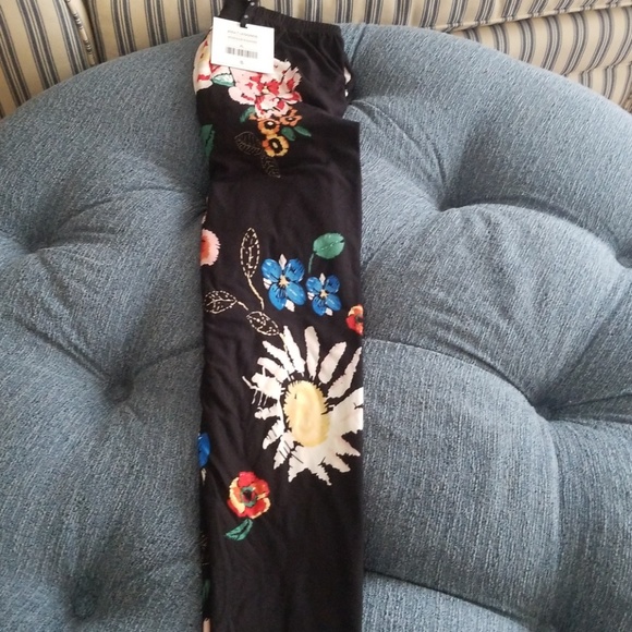 Vintage Bloom on Black (953) - Picture 3 of 3